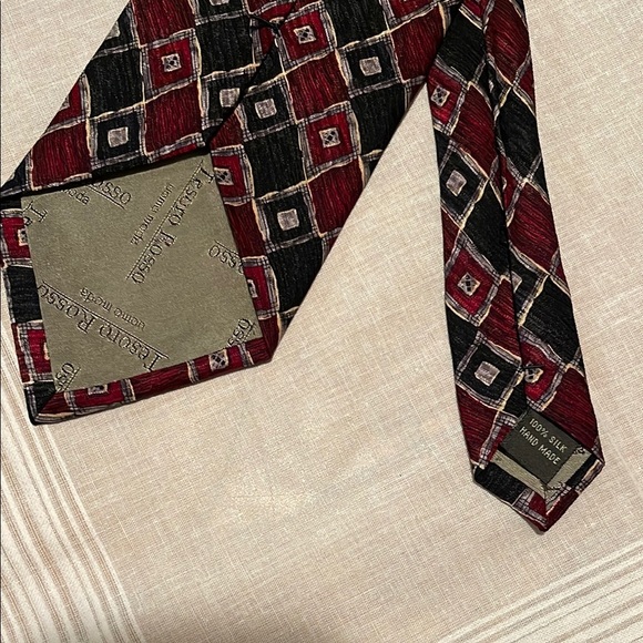 Geometric Patterned Tie in Red and Black - Picture 3 of 10